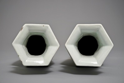 Une paire de vases hexagonaux en porcelaine de Chine famille verte &agrave; d&eacute;cor de l'immortelle Magu, 19&egrave;me