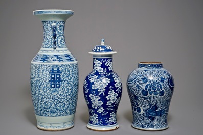 Drie Chinese blauwwitte vazen, 19e eeuw