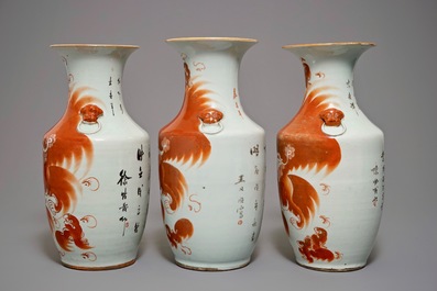 Cinq vases en porcelaine de Chine famille rose et rouge de fer, 19/20&egrave;me