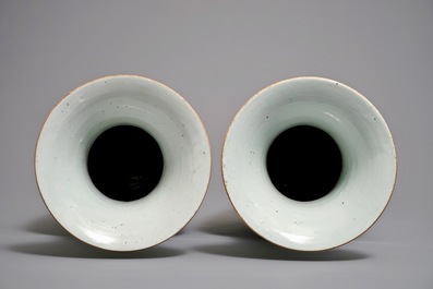 Une paire de vases en porcelaine de Chine famille rose &agrave; d&eacute;cor de femmes dans un jardin, 19/20&egrave;me