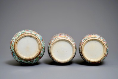 Trois vases en porcelaine de Chine famille rose de Canton, 19&egrave;me