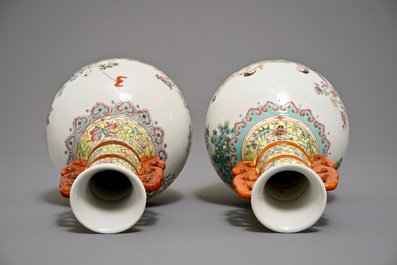 Deux vases &agrave; longs cols en porcelaine de Chine famille rose, marque de Qianlong, 20&egrave;me