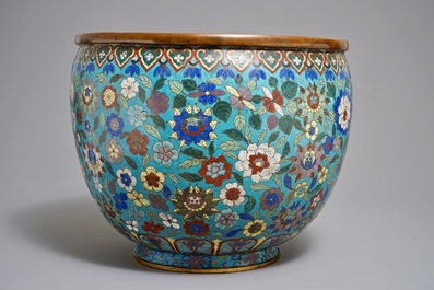 Une grande jardini&egrave;re &agrave; d&eacute;cor de lotus et pivoines en cloisonn&eacute;, Chine, 19&egrave;me