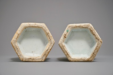 Une paire de vases hexagonaux en porcelaine de Chine famille verte &agrave; d&eacute;cor de l'immortelle Magu, 19&egrave;me