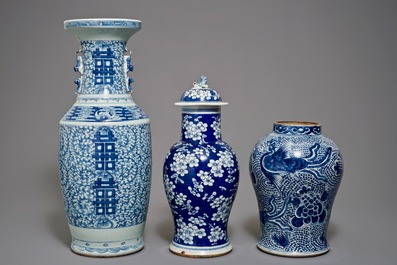 Trois vases en porcelaine de Chine bleu et blanc, 19&egrave;me