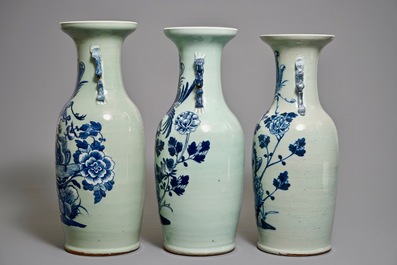 Trois vases en porcelaine de Chine aux ph&eacute;nix en bleu et blanc sur fond c&eacute;ladon, 19&egrave;me