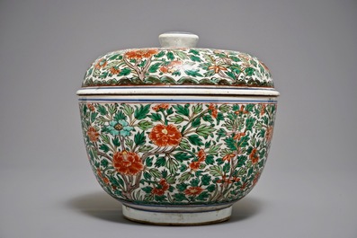 Une bo&icirc;te ronde et son couvercle en porcelaine de Chine wucai &agrave; d&eacute;cor floral, Kangxi