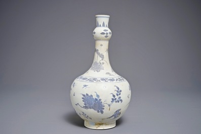 Een Chinese blauwwitte bolle flesvormige vaas met floraal decor, Hatcher cargo, Transitie periode