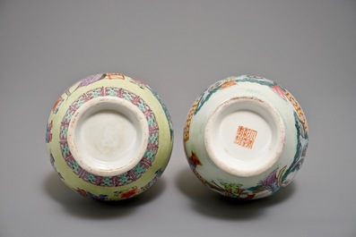 Deux vases &agrave; longs cols en porcelaine de Chine famille rose, marque de Qianlong, 20&egrave;me