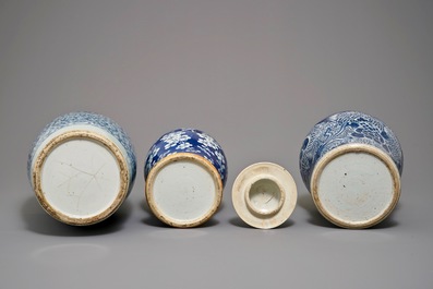 Trois vases en porcelaine de Chine bleu et blanc, 19&egrave;me