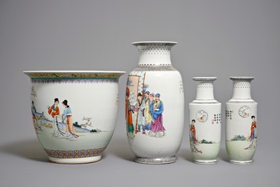 Quatre vases en porcelaine de Chine famille rose, R&eacute;publique, 20&egrave;me
