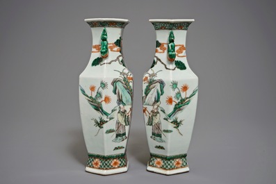 Une paire de vases hexagonaux en porcelaine de Chine famille verte &agrave; d&eacute;cor de l'immortelle Magu, 19&egrave;me