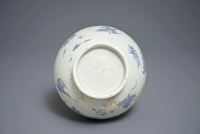 Een Chinese blauwwitte bolle flesvormige vaas met floraal decor, Hatcher cargo, Transitie periode