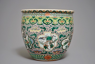 Une jardini&egrave;re en porcelaine de Chine famille rose &agrave; d&eacute;cor de guerriers, 19&egrave;me