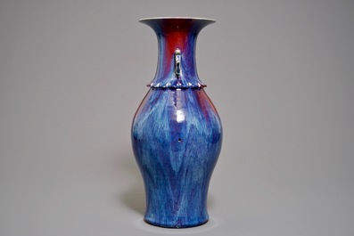 Een grote Chinese flamb&eacute; vaas met druipglazuur, 19e eeuw