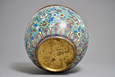 Une grande jardini&egrave;re &agrave; d&eacute;cor de lotus et pivoines en cloisonn&eacute;, Chine, 19&egrave;me