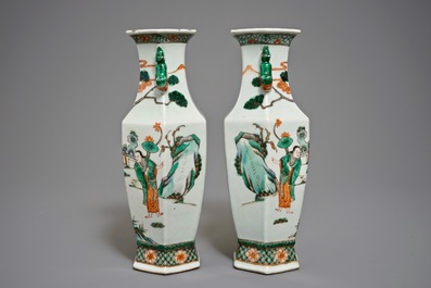 Une paire de vases hexagonaux en porcelaine de Chine famille verte &agrave; d&eacute;cor de l'immortelle Magu, 19&egrave;me