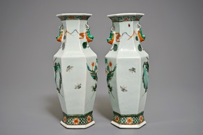 Une paire de vases hexagonaux en porcelaine de Chine famille verte &agrave; d&eacute;cor de l'immortelle Magu, 19&egrave;me