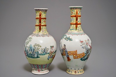 Deux vases &agrave; longs cols en porcelaine de Chine famille rose, marque de Qianlong, 20&egrave;me