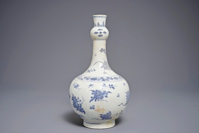 Un vase de forme bouteille globulaire du Hatcher cargo en porcelaine de Chine bleu et blanc, &eacute;poque Transition