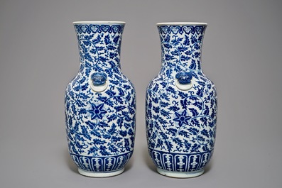 Une paire de vases en porcelaine de Chine bleu et blanc, 19&egrave;me