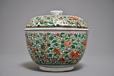 A large round Chinese wucai box and cover with floral design, Kangxi