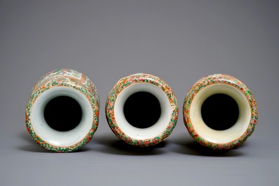 Trois vases en porcelaine de Chine famille rose de Canton, 19&egrave;me