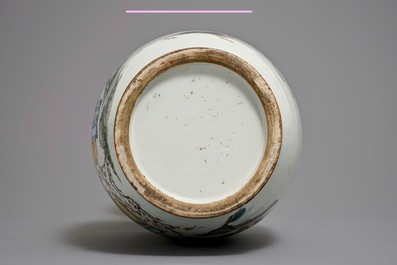 19-20世纪 浅绛彩人物瓶