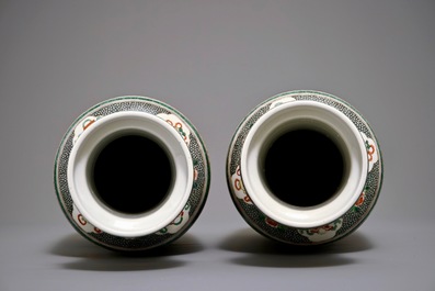 Une paire de vases de forme rouleau en porcelaine de Chine famille verte, marque de Qianlong, 19&egrave;me