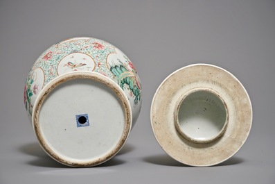 Un vase couvert en porcelaine de Chine famille rose, marque de Qianlong, 19&egrave;me