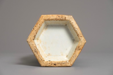 Een Chinese hexagonale qianjiang cai vaas, 19/20e eeuw