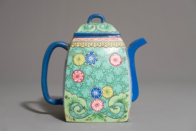 A Chinese enamelled Yixing teapot, 18/19th C.