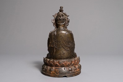Een Chinese bronzen figuur van Guanyin op lotustroon, Ming