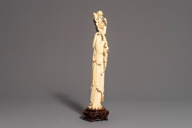 Une figure d'une femme en en ivoire sculpt&eacute;, Chine, 2&egrave;me moiti&eacute; 19&egrave;me
