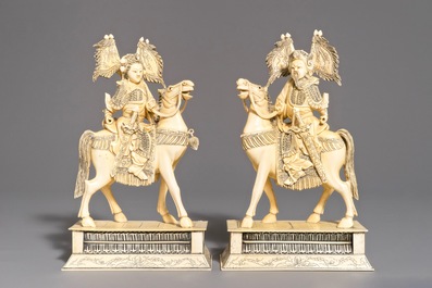 Une paire de figures de chevaliers en ivoire sculpt&eacute;, Chine, 19&egrave;me