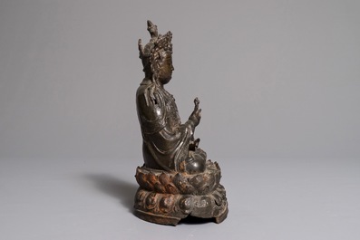 Een Chinese bronzen figuur van Guanyin op lotustroon, Ming
