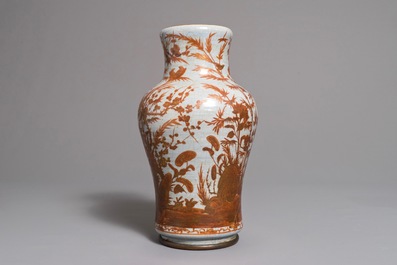 A Chinese Nanking crackle-glazed vase with overglaze design, 19th C.