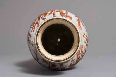 A Chinese Nanking crackle-glazed vase with overglaze design, 19th C.