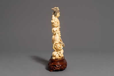 Een Chinese ivoren figuur van Chang'e op houten sokkel, 1e helft 20e eeuw
