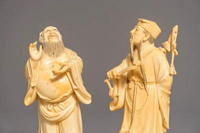 A Chinese carved ivory group of two figures on a ground, 18/19th C.