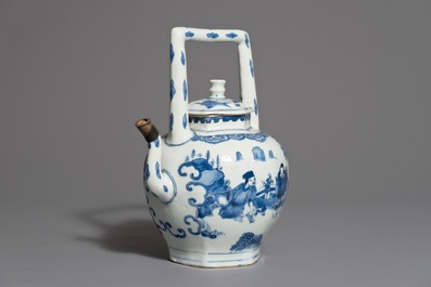 Un pot &agrave; vin et son couvercle en porcelaine de Chine bleu et blanc &agrave; monture en argent, &eacute;poque Transition