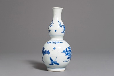 Een Chinese blauwwitte kalebasvaas met floraal decor, Transitie periode