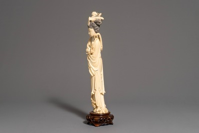 A Chinese carved ivory figure of a lady on wooden base, 2nd half 19th C.