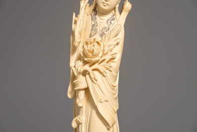 A Chinese carved ivory figure of a lady on wooden base, 2nd half 19th C.