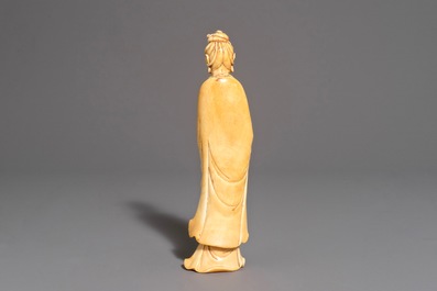 Een Chinese ivoren figuur van Guanyin, 17/18e eeuw
