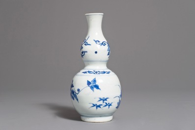 Een Chinese blauwwitte kalebasvaas met floraal decor, Transitie periode