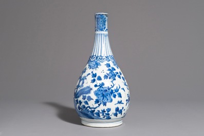 Un vase de forme bouteille en porcelaine de Chine bleu et blanc, marqu&eacute; au li&egrave;vre, Wanli