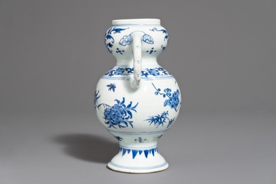 Un vase en porcelaine de Chine bleu et blanc, &eacute;poque Transition