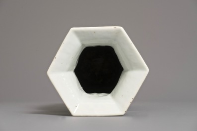 Un vase de forme hexagonale en porcelaine de Chine qianjiang cai, 19/20&egrave;me