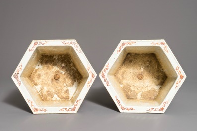 Une paire de jardini&egrave;res en porcelaine de Chine famille rose de style Peranakan, 19&egrave;me